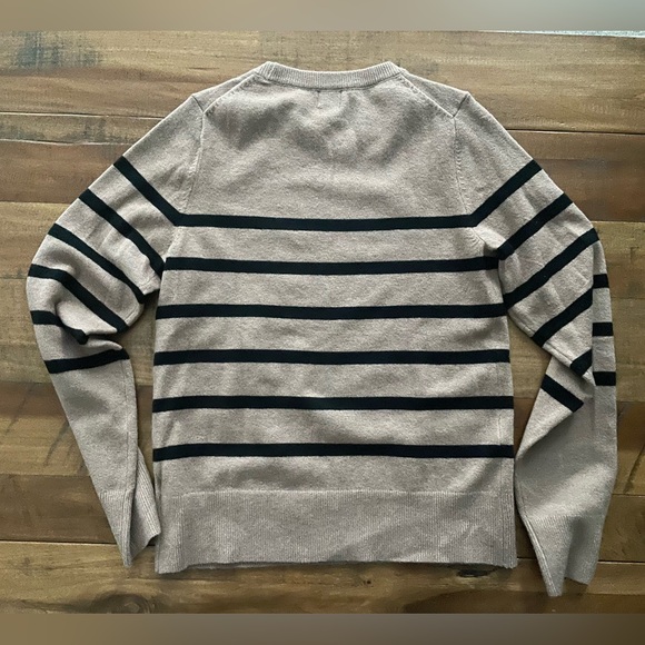 Light Sweater - Picture 3 of 4